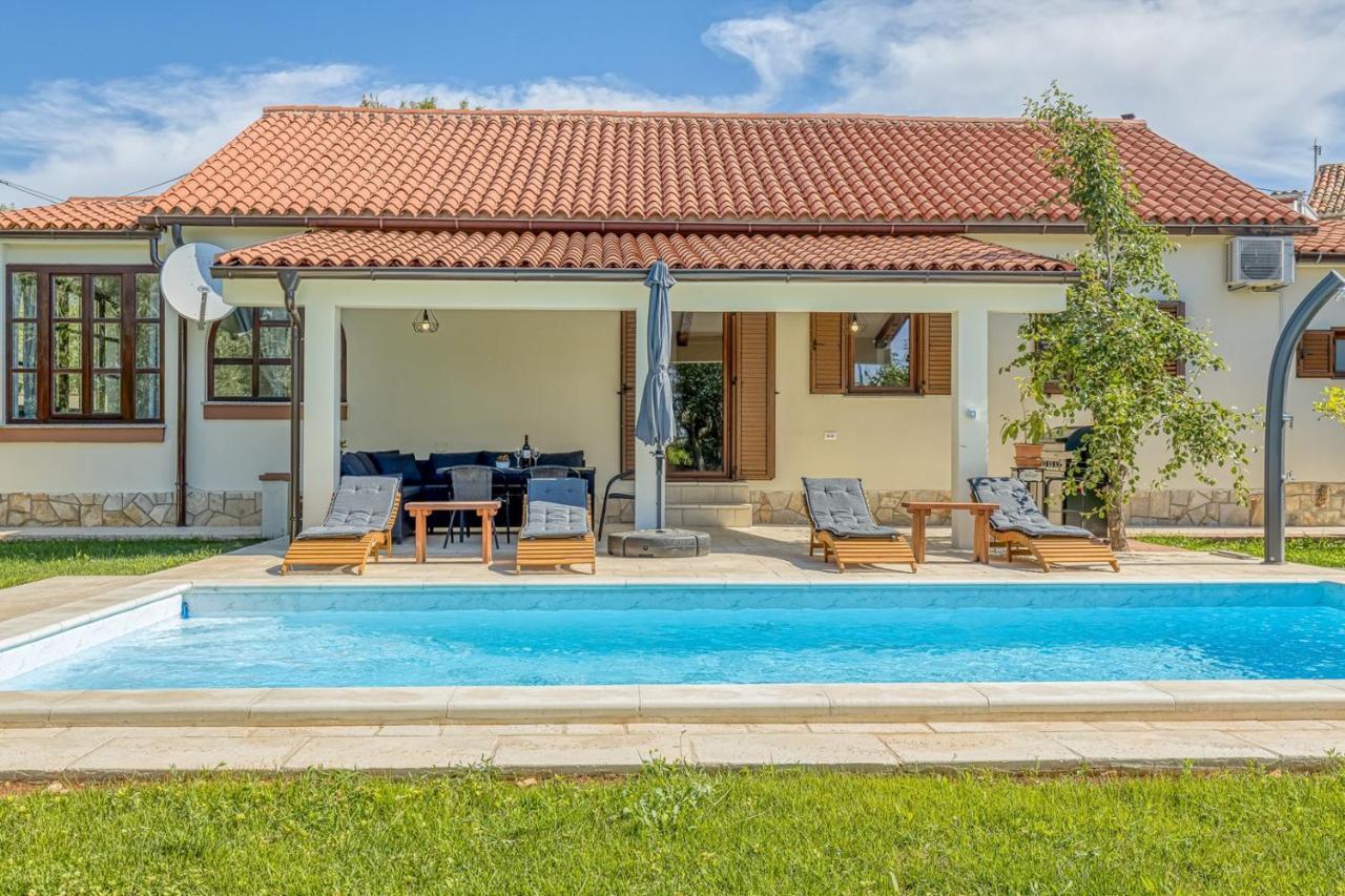 Villa Agatta With Private Pool Smoljanci Exterior photo