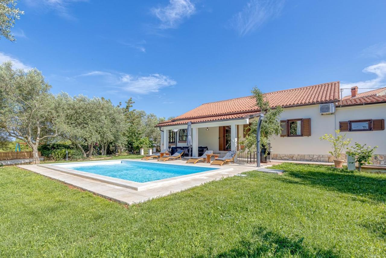 Villa Agatta With Private Pool Smoljanci Exterior photo